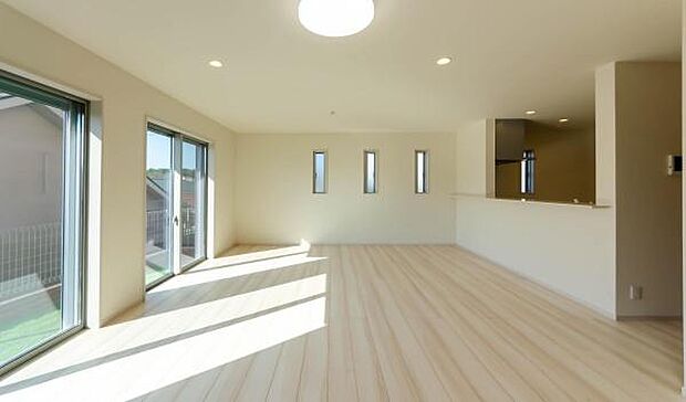 「家族が大好きなリビング」みんなが集まる広いリビング。みんなが大好きなリビングで家族団らん。みんなが集まるからこそ、一層の開放感を手にする素敵な住まい。