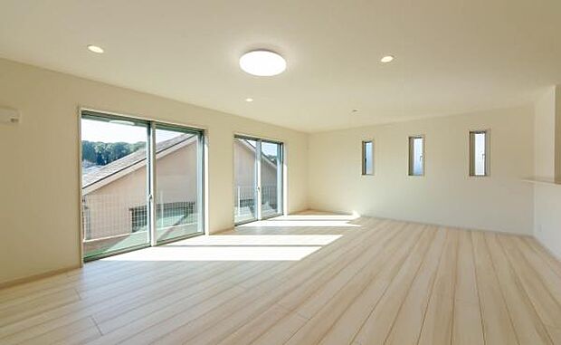 「上質な空間を」開放感と日当たりの良さに恵まれたリビング空間。上質な光は身体だけでなく心も温めてくれる。圧迫感のない空間を是非、ご堪能下さい。