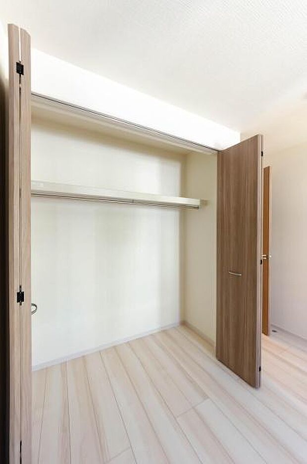 天井まで伸びる収納嬉しい収納力の高いクローゼット付き。天井付近までしっかりと収納ができる使い勝手の良いクローゼット。