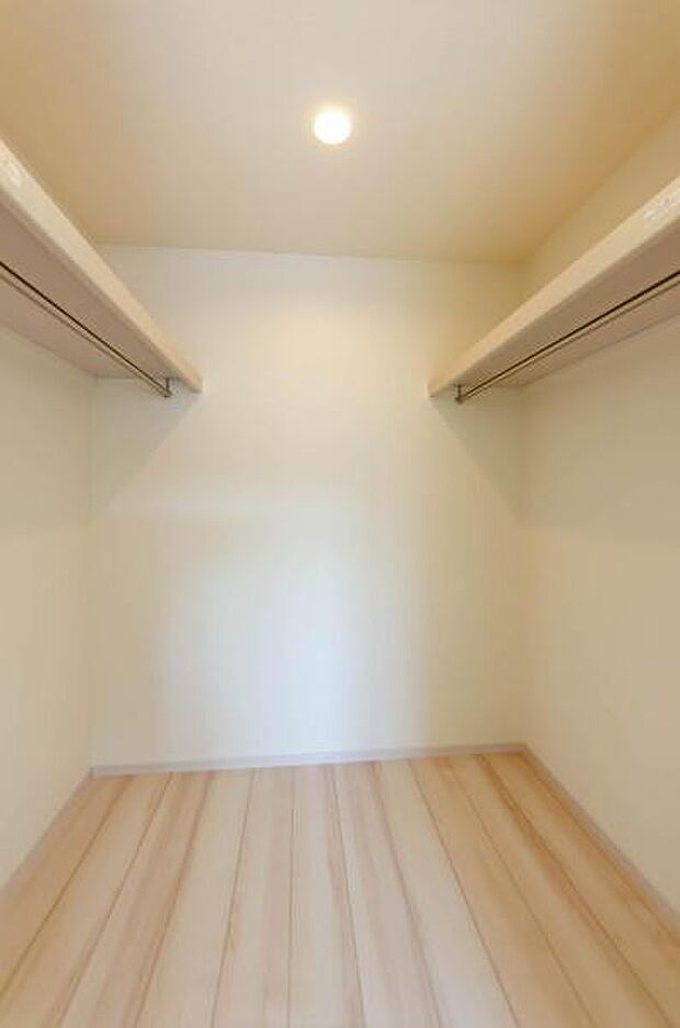 「ウォークインクローゼット収納」大きく収納量豊富なクローゼット。奥行も納得サイズのクローゼット。