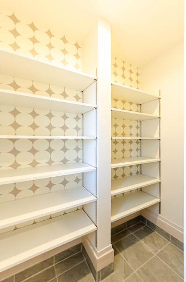 「シューズクローク付き」「玄関に靴がいっぱいで、出入りしにくい」こんなお悩みを解決するのが、「シューズクローク」です。