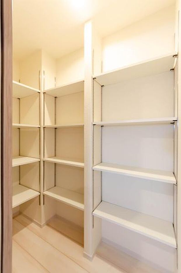 「快適なサニタリー空間」スタイリッシュでデザイン性の高いサニタリー空間です。収納棚も便利です。