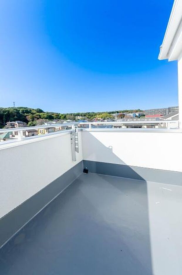 「清々しいバルコニー」広々としたバルコニーは陽当たりはもちろん、解放感や眺望も楽しめます。碧空を満喫し心が透きとおる。癒される心地よい空間。