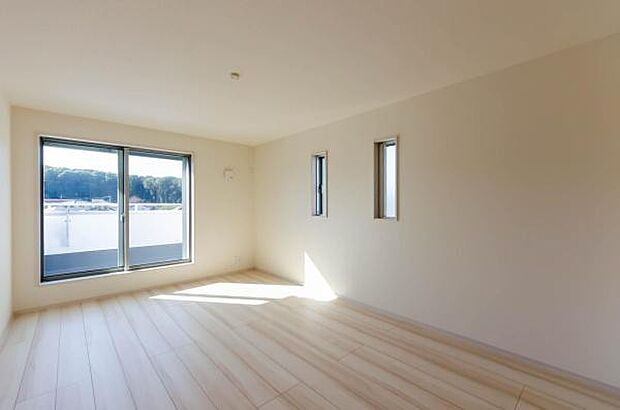 「陽の恵み」 爽やかな陽ざしを感じられる日当たりの良い洋室早起き爽やか、元気な一日に大切な陽の恵み