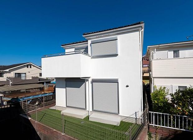 「マイホームの喜びを感じる」スタイリッシュなデザインに心満たされる。憧れのマイホームに相応しい美しく映える外観です。日当たりが良く開放感も魅力です。