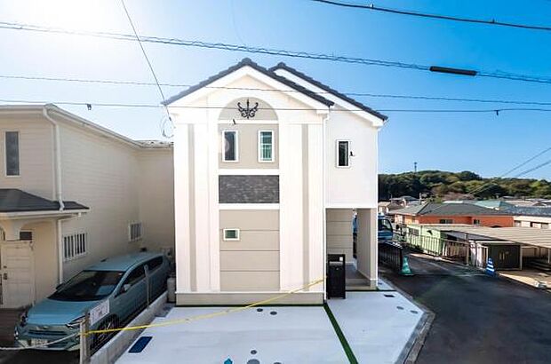 「マイホームの喜びを感じる」スタイリッシュなデザインに心満たされる。憧れのマイホームに相応しい美しく映える外観です。日当たりが良く開放感も魅力です。