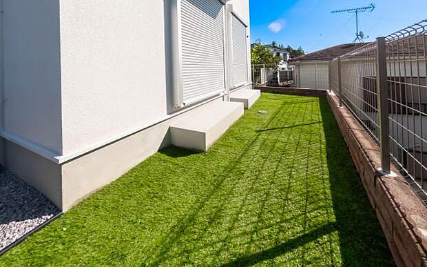 「コンパクトガーデン」ちょっとしたスペースが嬉しい。広いお庭は手入れが大変。物置きスペースやちょっとした家庭菜園にぴったり。