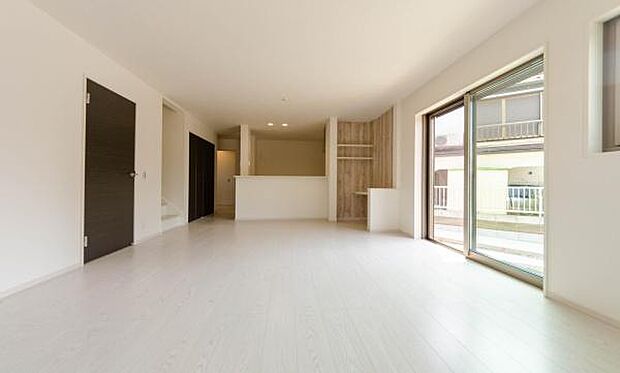 家族の時間を豊かに彩る、開放的な大空間リビング。明るい陽射しが心地よく、自然と笑顔が溢れます。お子様の成長に合わせて、レイアウトも自由自在。家族みんなが快適に過ごせる空間です。