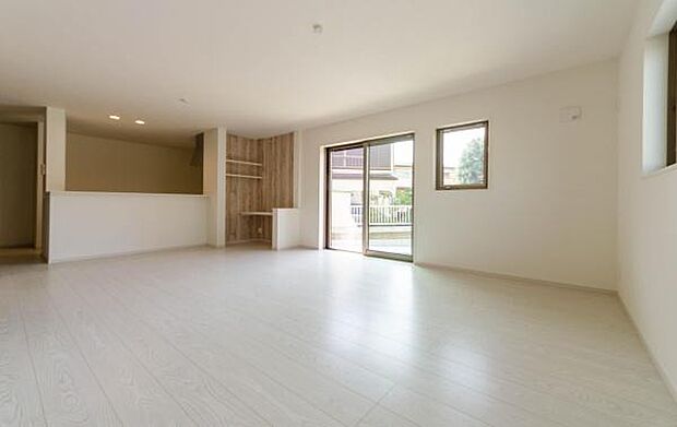 「上質な空間を」開放感と日当たりの良さに恵まれたリビング空間。上質な光は身体だけでなく心も温めてくれる。圧迫感のない空間を是非、ご堪能下さい。