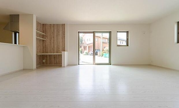 「家族が大好きなリビング」みんなが集まる広いリビング。みんなが大好きなリビングで家族団らん。みんなが集まるからこそ、一層の開放感を手にする素敵な住まい。