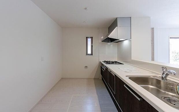 「広々ワイドサイズなシステムキッチン」せっかくのお料理空間。毎日の事だから広々システムキッチン。