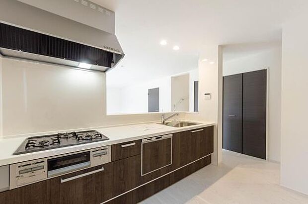 「全体を見渡せる安心感」家族の会話が弾む奥様に人気の高いオープンカウンターキッチン、料理しながらお子様の様子の確認ができ移動しやすい広いキッチンスペースは奥様にとって安心感の高い住まい