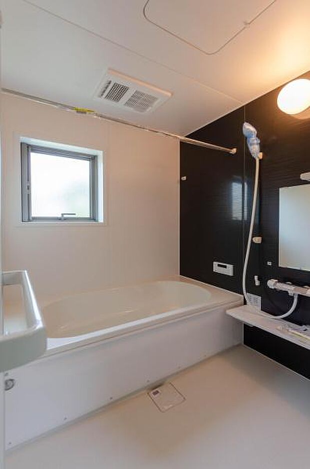 「疲れを癒す空間」広々とした雰囲気の良いバスルーム。お子様と一緒にお風呂に入る楽しみ、思い出の一ページが刻まれる大切な瞬間。