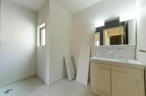 「洗面ルーム」1日の始まりや入浴前に入る空間だからこそ、清潔感や利便性が重要になる。三面鏡、収納豊富な洗面化粧台。