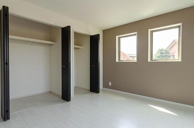 天井まで伸びる収納嬉しい収納力の高いクローゼット付き。天井付近までしっかりと収納ができる使い勝手の良いクローゼット。