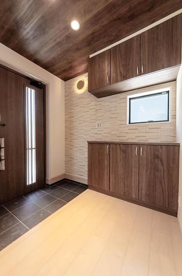 「お帰りなさい」が日常家に帰るとまず目につくのがマイホーム・玄関です。玄関を開けると家族の笑顔が・・・お帰りなさいが日常に。広々玄関ホール。