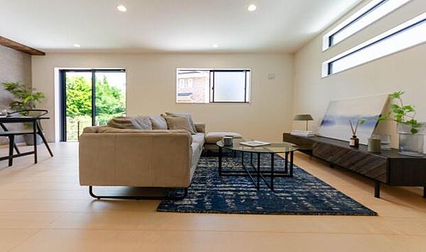 「家族が大好きなリビング」みんなが集まる広いリビング。みんなが大好きなリビングで家族団らん。みんなが集まるからこそ、一層の開放感を手にする素敵な住まい。