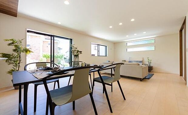 「上質な空間を」開放感と日当たりの良さに恵まれたリビング空間。上質な光は身体だけでなく心も温めてくれる。圧迫感のない空間を是非、ご堪能下さい。