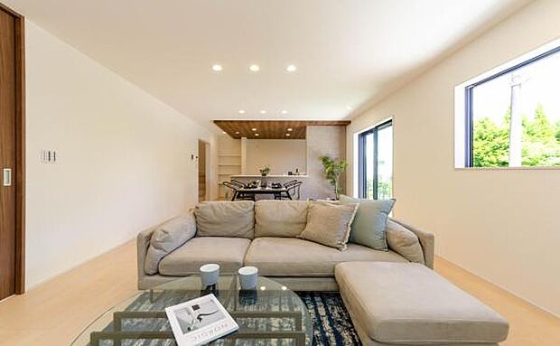 「上質な空間を」開放感と日当たりの良さに恵まれたリビング空間。上質な光は身体だけでなく心も温めてくれる。圧迫感のない空間を是非、ご堪能下さい。