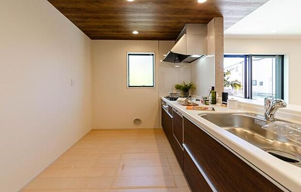 「広々ワイドサイズなシステムキッチン」せっかくのお料理空間。毎日の事だから広々システムキッチン。