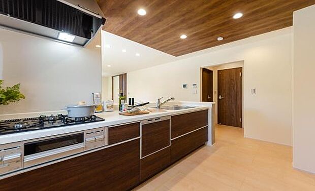 「全体を見渡せる安心感」家族の会話が弾む奥様に人気の高いカウンターキッチン、料理しながらお子様の様子の確認ができ移動しやすい広いキッチンスペースです。