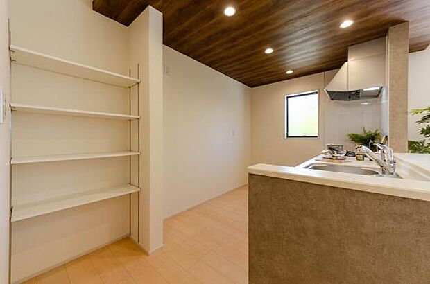 「広々キッチンパントリー付き」調味料やちょっとしたお料理道具の収納に便利な広々としたキッチンパントリー。