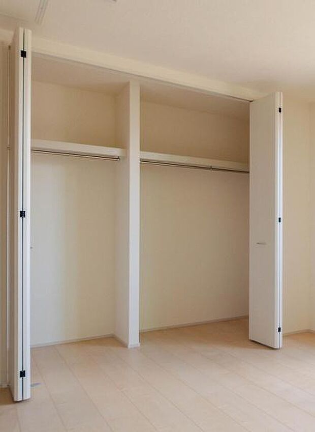 天井まで伸びる収納嬉しい収納力の高いクローゼット付き。天井付近までしっかりと収納ができる使い勝手の良いクローゼット。