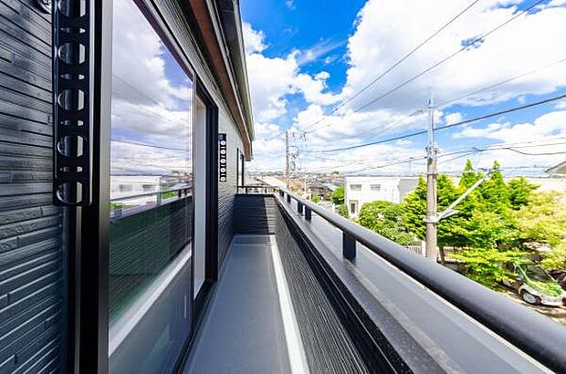 「清々しいバルコニー」広々としたバルコニーは陽当たりはもちろん、解放感や眺望も楽しめます。碧空を満喫し心が透きとおる。癒される心地よい空間。
