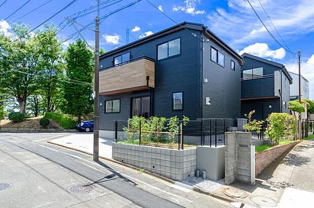 「マイホームの喜びを感じる」スタイリッシュなデザインに心満たされる。憧れのマイホームに相応しい美しく映える外観です。日当たりが良く開放感も魅力です。