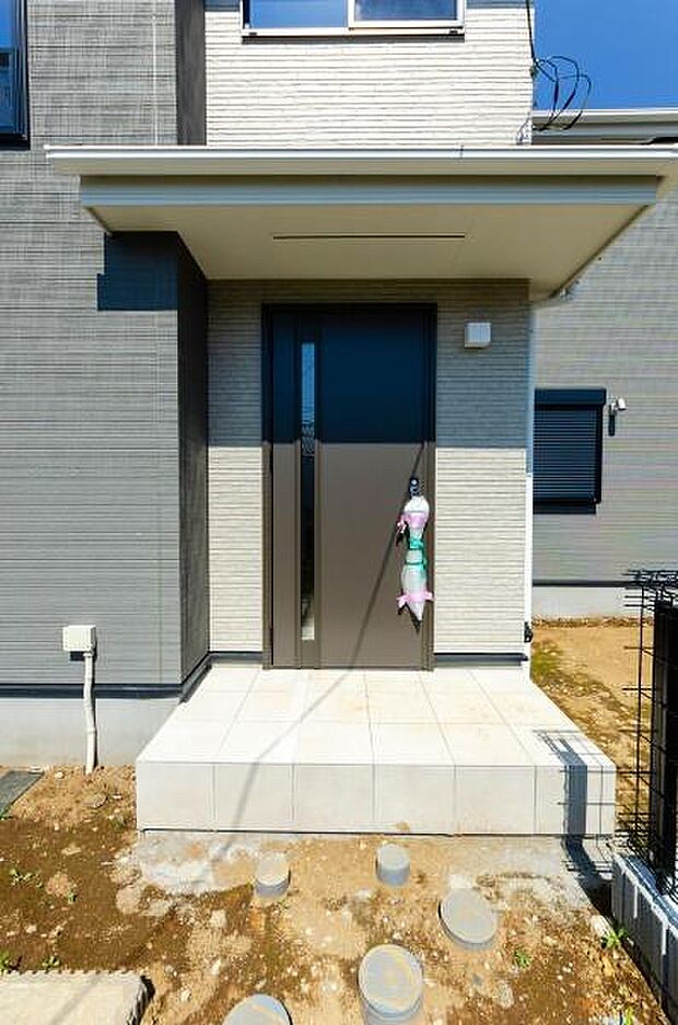 「お帰りなさい」が日常家に帰るとまず目につくのがマイホーム・玄関です。玄関を開けると家族の笑顔が・・・お帰りなさいが日常に。