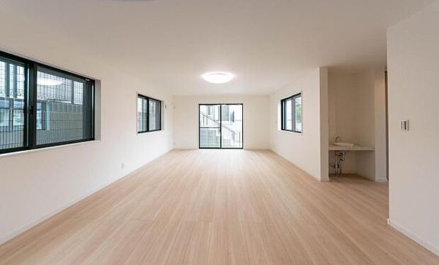 「家族が大好きなリビング」みんなが集まる広いリビング。みんなが大好きなリビングで家族団らん。みんなが集まるからこそ、一層の開放感を手にする素敵な住まい。