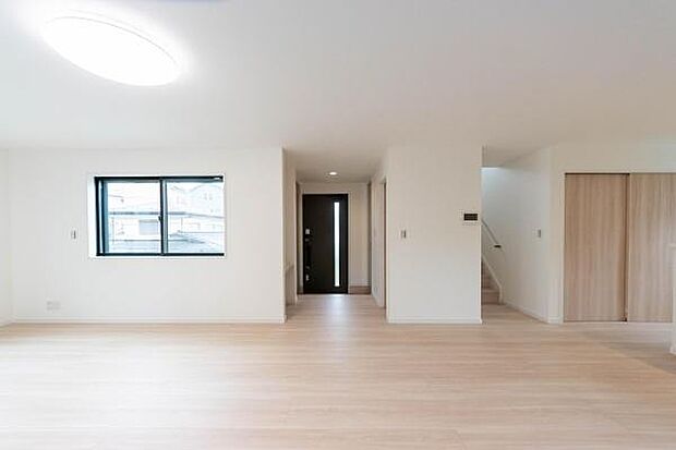 「上質な空間を」開放感と日当たりの良さに恵まれたリビング空間。上質な光は身体だけでなく心も温めてくれる。圧迫感のない空間を是非、ご堪能下さい。