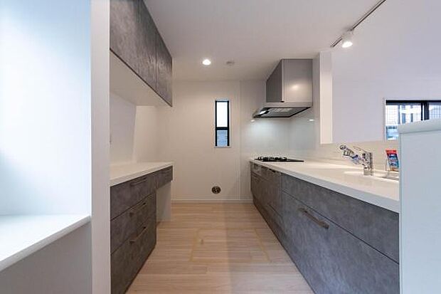 「広々ワイドサイズなシステムキッチン」せっかくのお料理空間。毎日の事だから広々システムキッチン。