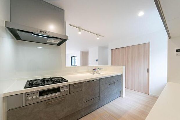 「全体を見渡せる安心感」家族の会話が弾む奥様に人気の高いカウンターキッチン、料理しながらお子様の様子の確認ができ移動しやすい広いキッチンスペースです。