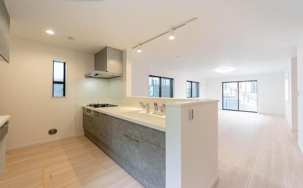 「全体を見渡せる安心感」家族の会話が弾む奥様に人気の高いカウンターキッチン、料理しながらお子様の様子の確認ができ移動しやすい広いキッチンスペースです。