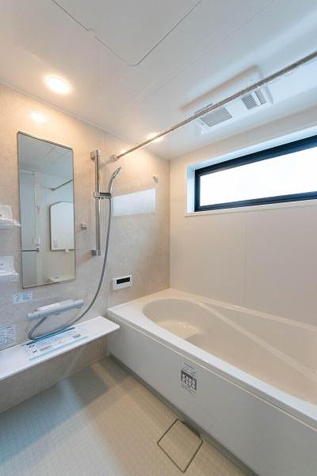 「疲れを癒す空間」広々とした雰囲気の良いバスルーム。お子様と一緒にお風呂に入る楽しみ、思い出の一ページが刻まれる大切な瞬間。