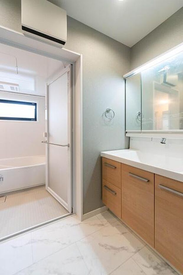 「広々洗面ルーム」1日の始まりや入浴前に入る空間だからこそ、清潔感や広さが重要になる。幅の広い化粧台は奥様のお風呂上りにも安心です。