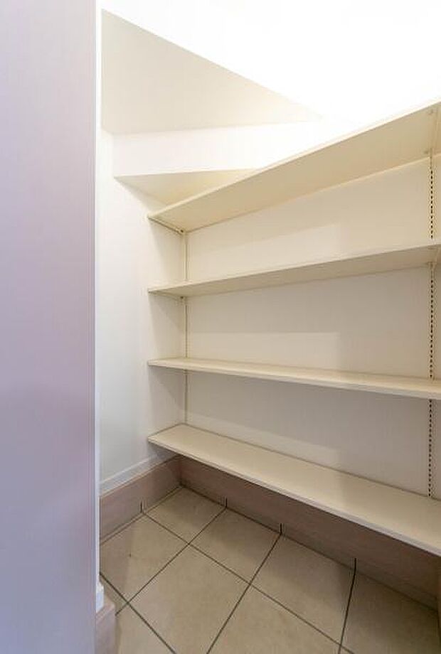 「シューズクローク付き」「玄関に靴がいっぱいで、出入りしにくい」こんなお悩みを解決するのが、「シューズクローク」です。