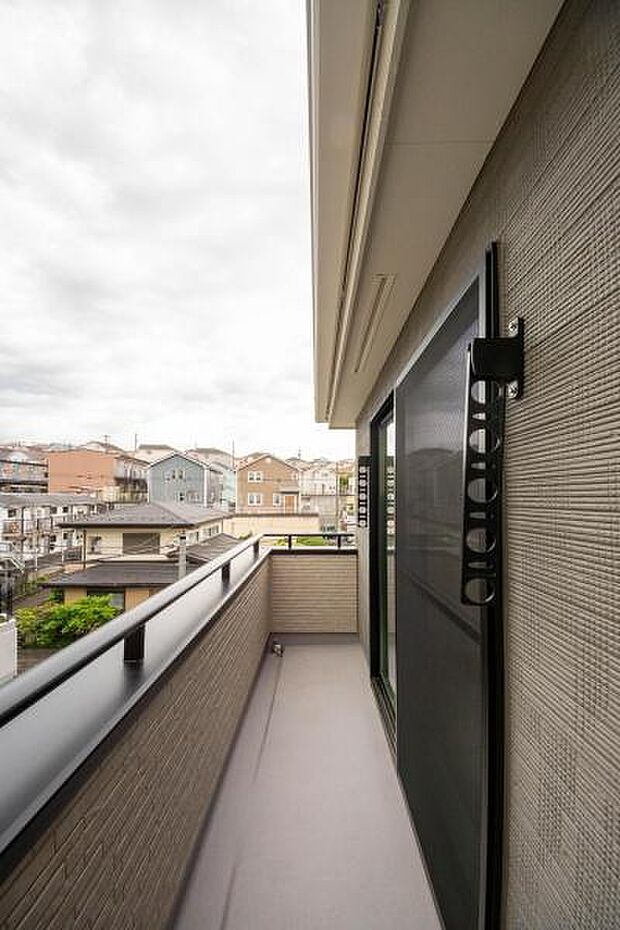 「広い使いやすいバルコニー」陽ざしがたっぷり降り注ぐ、広々としたバルコニー付き住まい。