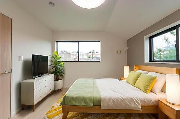 「陽の恵み」 爽やかな陽ざしを感じられる日当たりの良い寝室早起き爽やか、元気な一日に大切な陽の恵み。(本画像はAIにて家具を除去した画像です。実際には一部家具等が配置されております)