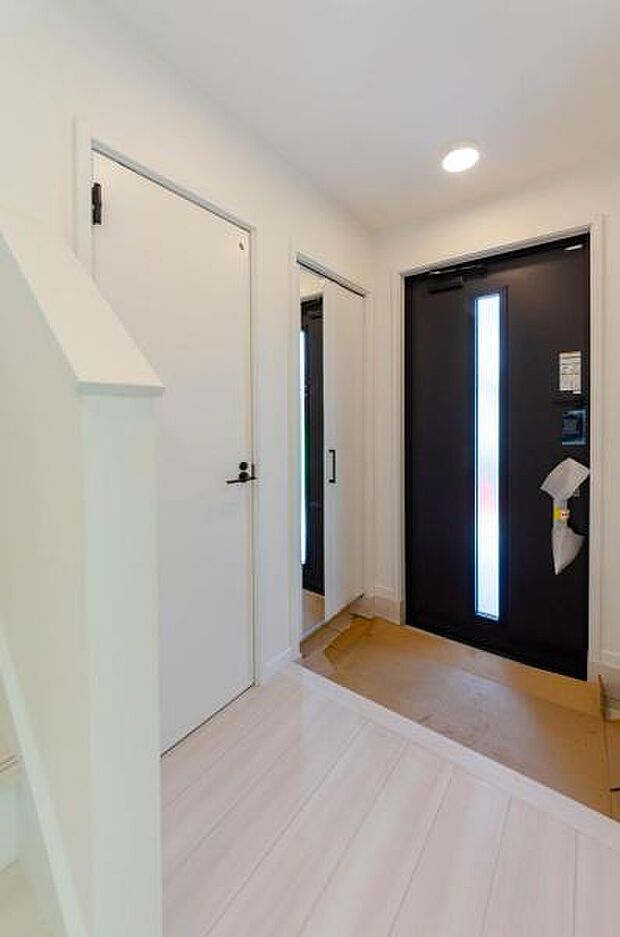 「お帰りなさい」が日常家に帰るとまず目につくのがマイホーム・玄関です。玄関を開けると家族の笑顔が・・・お帰りなさいが日常に。広々玄関ホール。