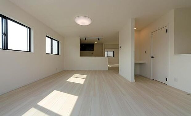 「家族が大好きなリビング」みんなが集まる広いリビング。みんなが大好きなリビングで家族団らん。みんなが集まるからこそ、一層の開放感を手にする素敵な住まい。