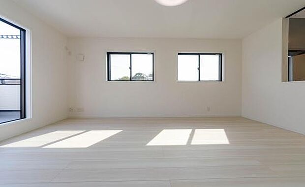 「上質な空間を」開放感と日当たりの良さに恵まれたリビング空間。上質な光は身体だけでなく心も温めてくれる。圧迫感のない空間を是非、ご堪能下さい。