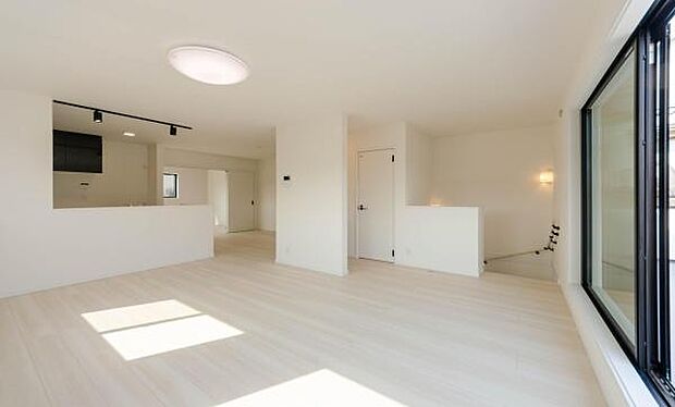 「大空間リビングは家族のオアシスへ」毎日家族が笑顔で生活する空間であるリビング。広さと明るさには拘ってほしい空間。お子様の成長に合わせて家具の配置なども広いから可能です。