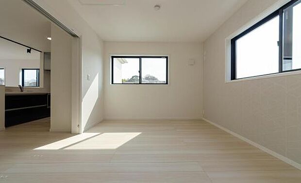 「家族が大好きなリビング」みんなが集まる広いリビング。みんなが大好きなリビングで家族団らん。みんなが集まるからこそ、一層の開放感を手にする素敵な住まい。