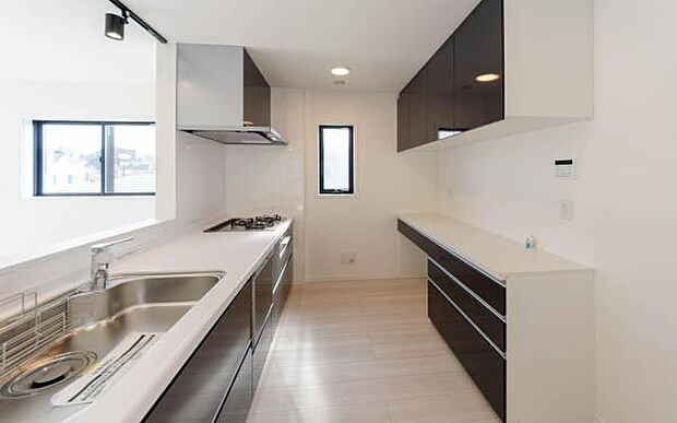 「全体を見渡せる安心感」家族の会話が弾む奥様に人気の高いオープンカウンターキッチン、料理しながらお子様の様子の確認ができ移動しやすい広いキッチンスペースは奥様にとって安心感の高い住まい