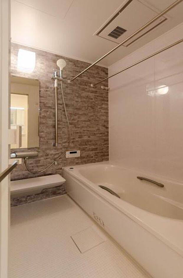 「広々バスルーム」白を基調とした清潔感のあるバスルームは是非足を延ばしてくつろいで欲しい空間。一日の疲れを癒し良質な睡眠にもつながります。