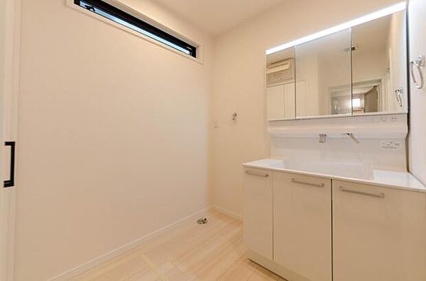 「洗面ルーム」1日の始まりや入浴前に入る空間だからこそ、清潔感や利便性が重要になる。三面鏡、収納豊富な洗面化粧台。