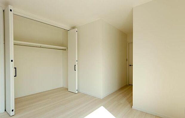 天井まで伸びる収納嬉しい収納力の高いクローゼット付き。天井付近までしっかりと収納ができる使い勝手の良いクローゼット。