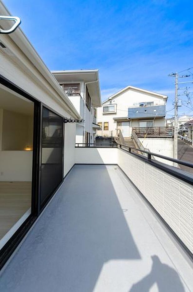 「清々しいバルコニー」広々としたバルコニーは陽当たりはもちろん、解放感や眺望も楽しめます。碧空を満喫し心が透きとおる。癒される心地よい空間。